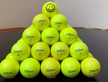 Cargar imagen en el visor de la galería, 15 Titleist Amarillas AVX
